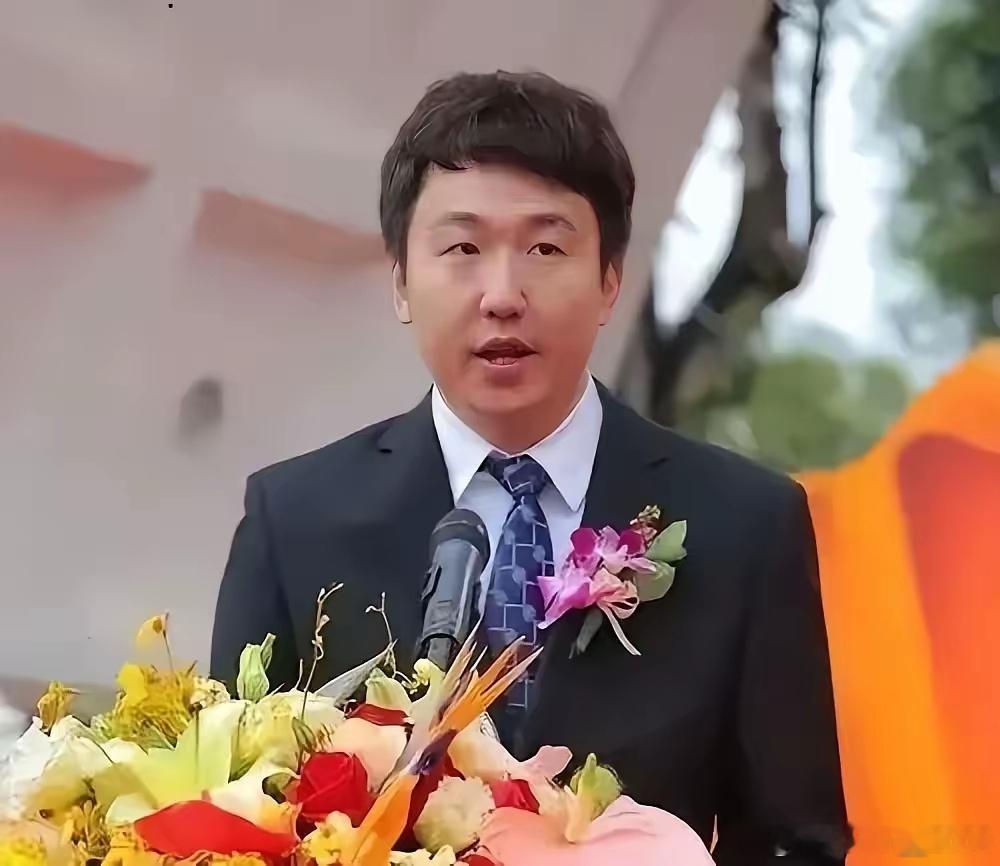 随着许家印在法庭上认罪，他的儿子许智健也就不再是富二代了。他今年41岁，据说是清