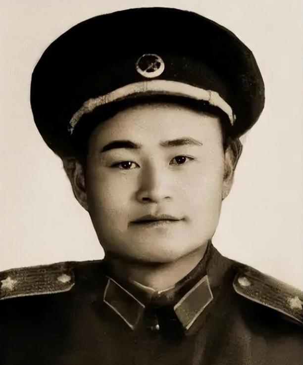 1957年，一位警卫员掏出手枪，对准正在开会的李发少将连续开了三枪，倒在血泊中李