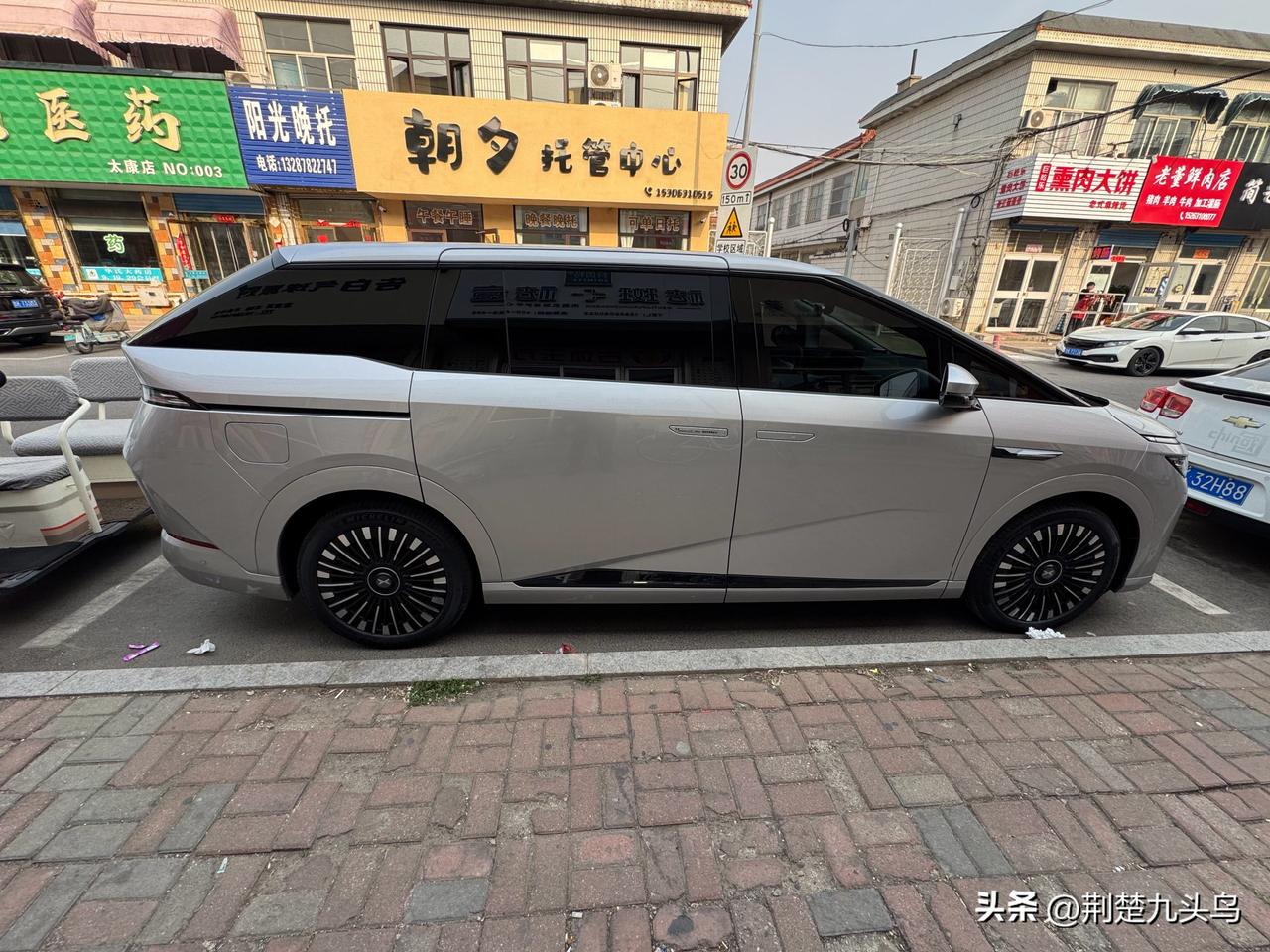 该说不说，小鹏汽车的自动泊车功能还是非常好用而且成熟的，不管多极限的车位，只要它