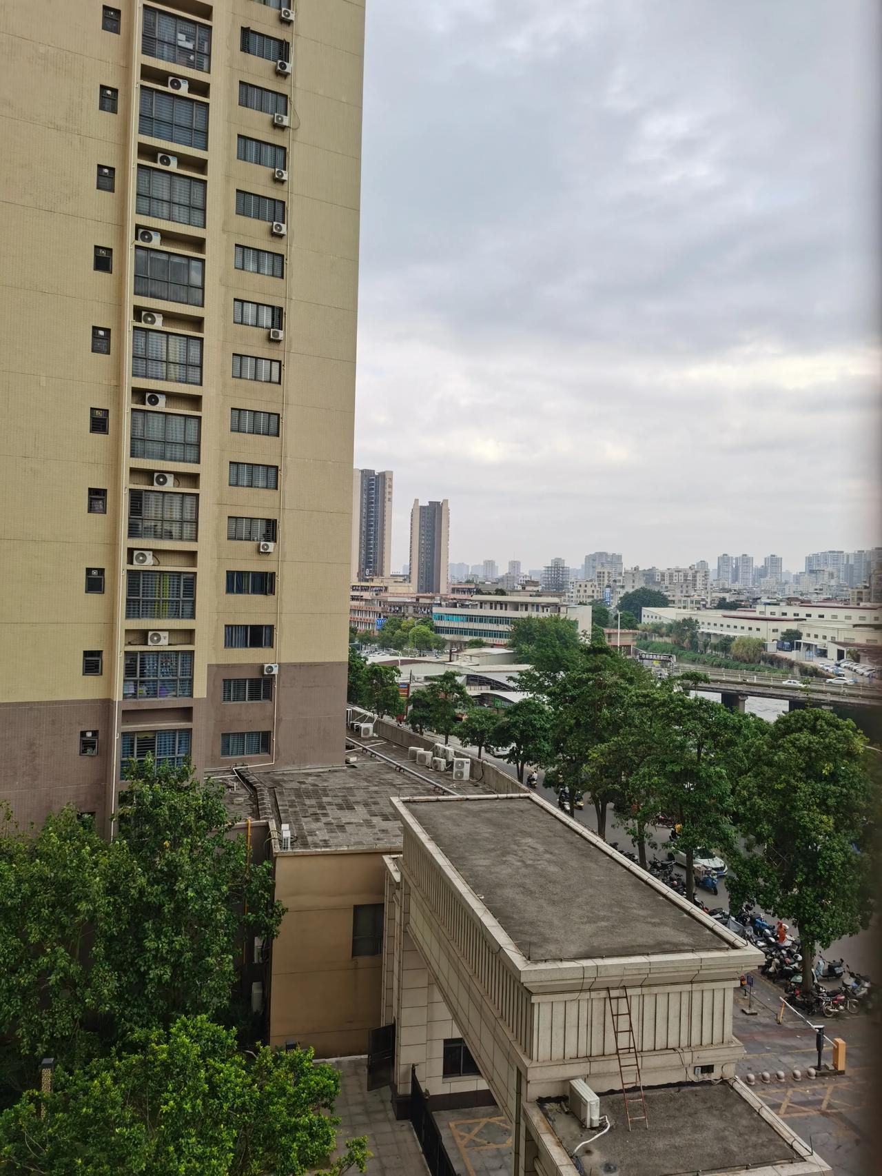 #记录秋日生活点滴# 今日天气阴阴沉沉的，有点要下雨，秋天的气息很浓了。白天在家