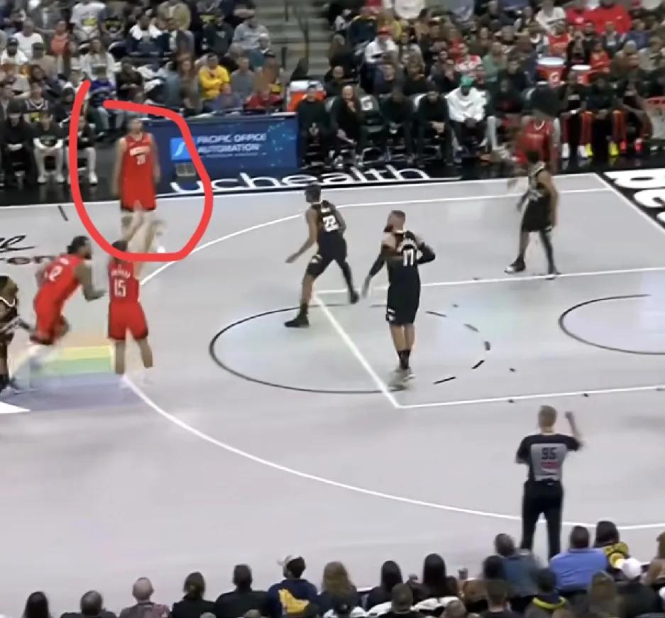 不得不提！！！
申京只要不强行干预比赛
阿门不投三分
把球给到杜兰特和小谢
火箭