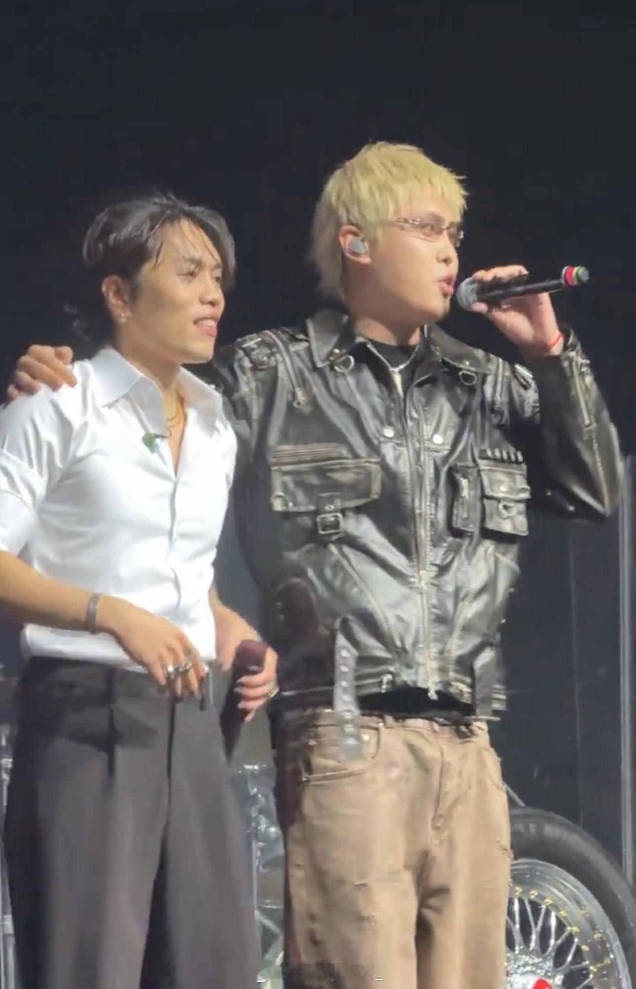 太子Kiv作为嘉宾助阵在《新说唱》淘汰自己的Vinz T的巡演！太子kiv