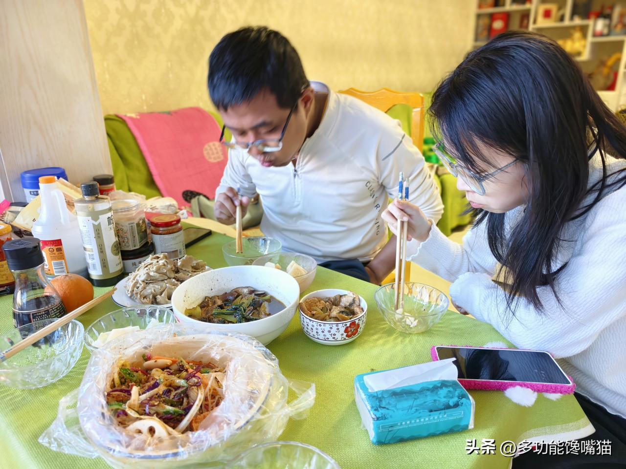 秋日生活打卡季 长大以后的零零后，如今聚一次都成了奢望，走西口的儿子回来休假，先
