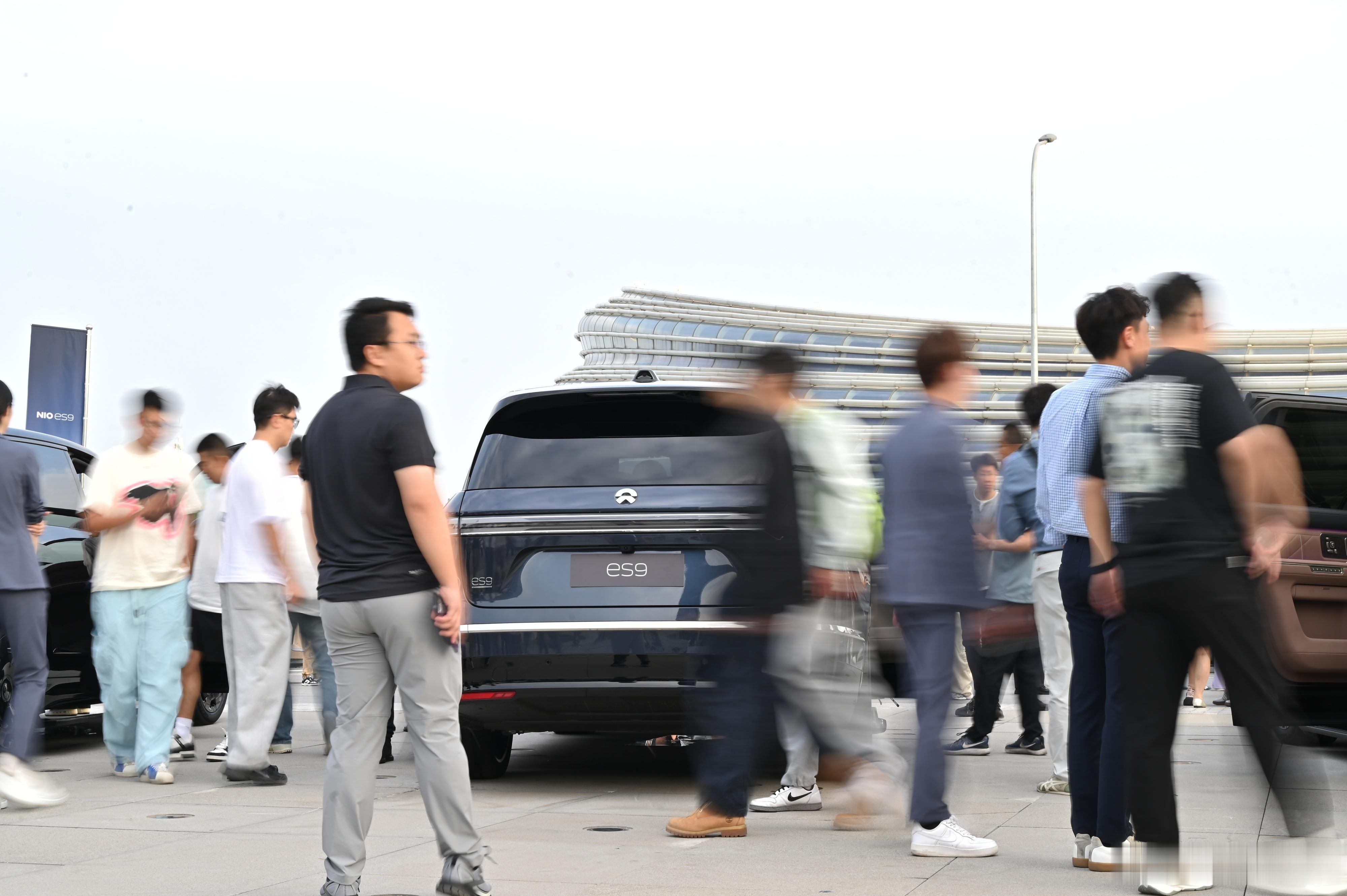 一切准备就绪！今晚看看有什么精彩表演吗？ES9 到底会给到一个什么样的价格呢？期
