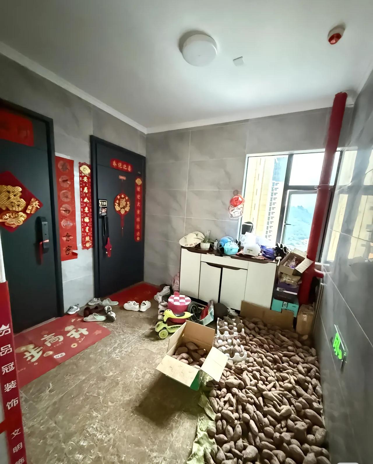 太糟心了！邻居把楼道公共区域当成私人仓库，堆得满满当当，多次好言劝说都拒不整改，