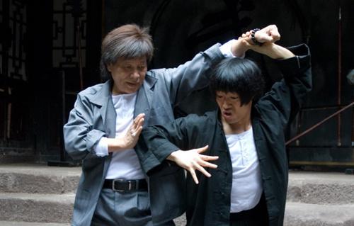 梁小龙，女儿也是龙的传人。看他女儿和他过招，他女儿这是学到了父亲一些功夫了。