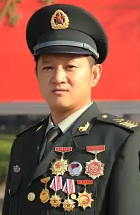 1986 年，18 岁的山东莱西青年参军入伍，原本是冲装甲车来的，结果因为是初中