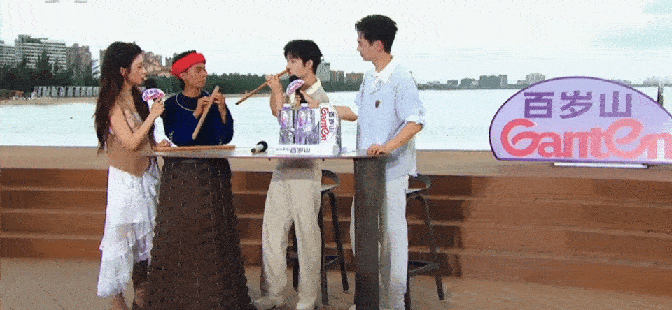 蒋敦豪第一次吹鼻萧吹出七个音 哈哈哈哈谁能想到敦敦的鼻子也有音乐细胞！第一次接触