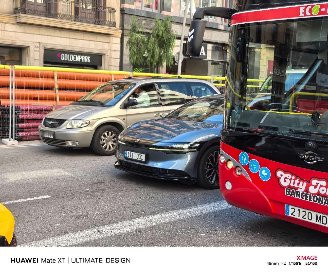 朋友在西班牙偶遇了极氪007！用的还是华为三折叠xt国产车出口极氪 ​​​