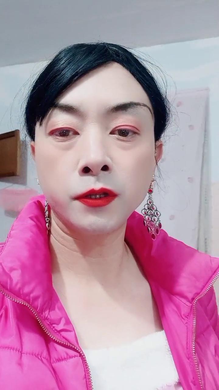 男扮女装。
伴随灵灵天坡下，思绪还在心头绕。夜夜睡梦，你已不是多依靠。