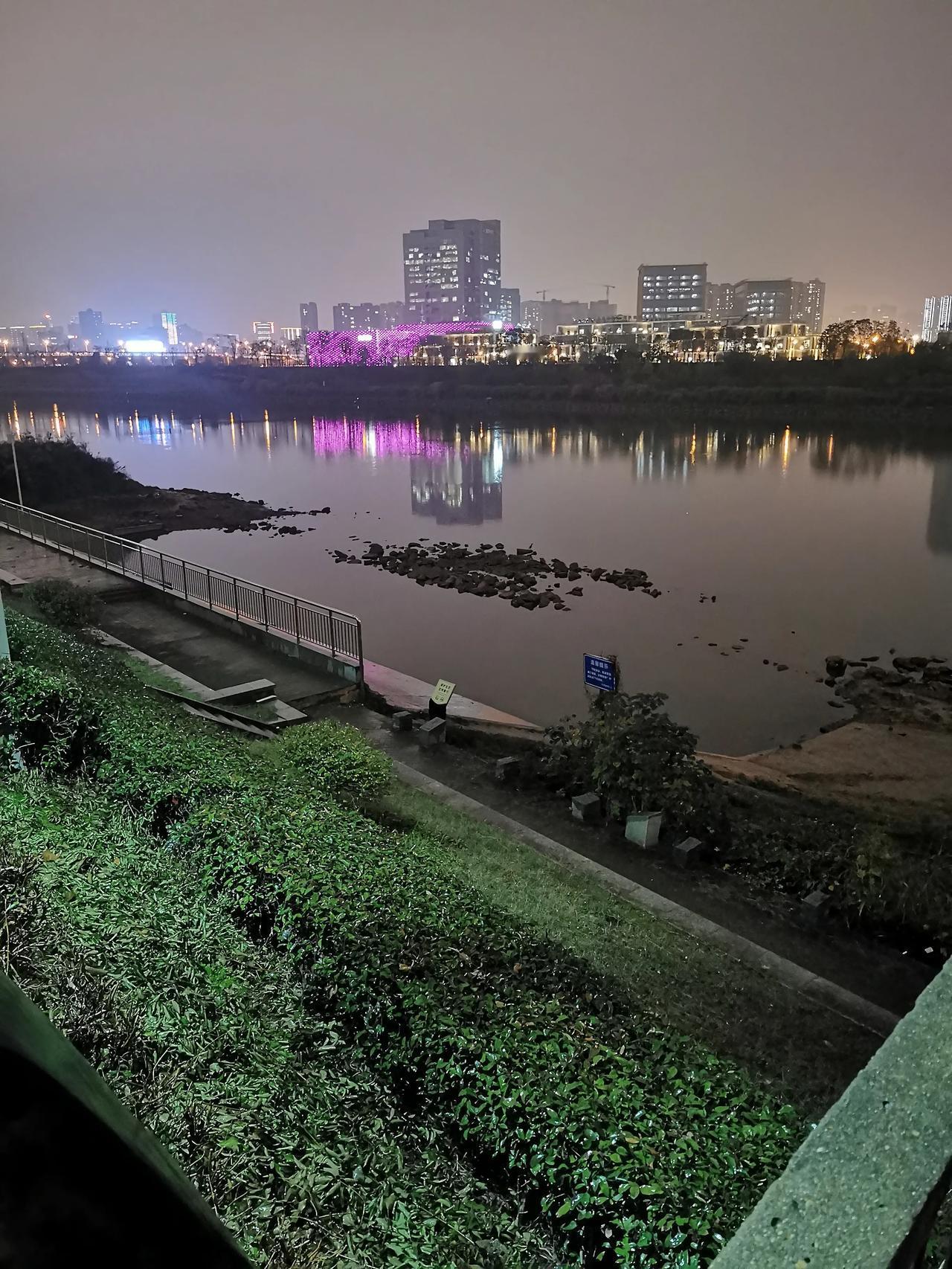 今天周五，大雪，晚饭后带着钓鱼装备到浏阳河，尽管下点小雨气温不高，看到还是有人在