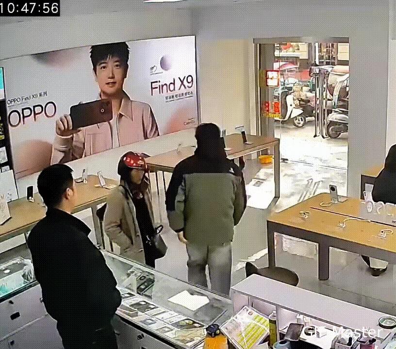 摔碎的何止是手机？

   是父母藏在旧机里的省吃俭用，

   更是被溺爱喂大