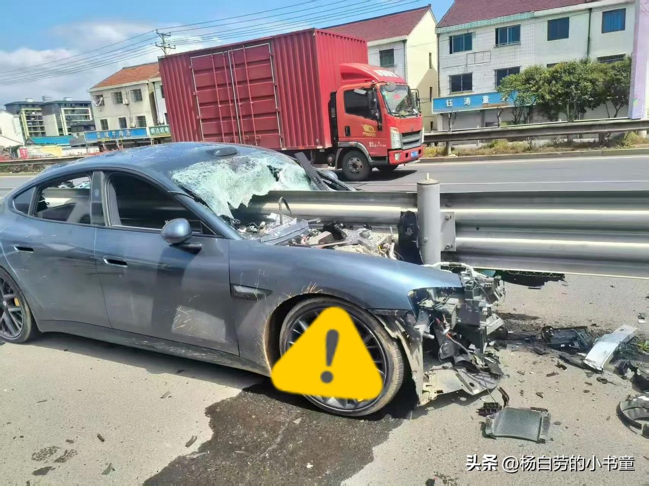 路上遇见的
车是撞得要不成啦
人安全没事
年轻人开车还是不要速度激情
生命和财产