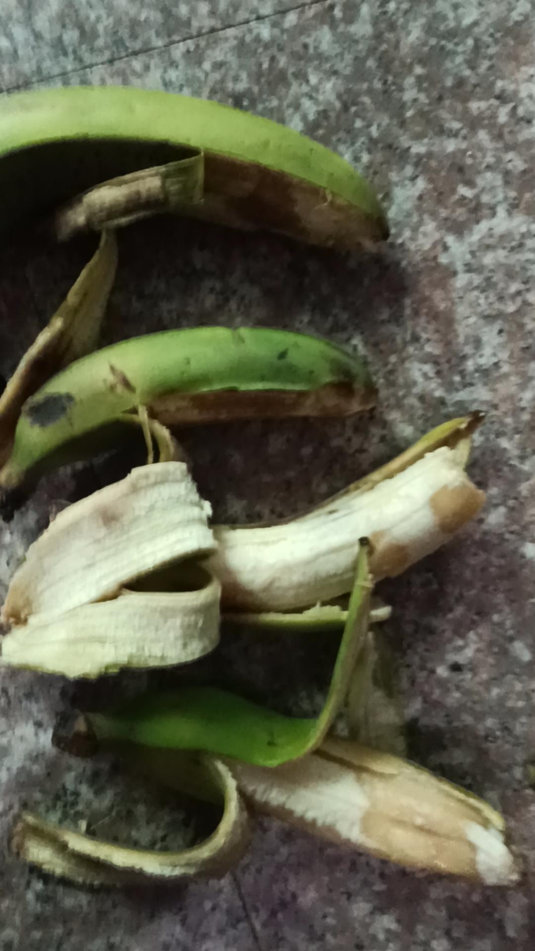 网上买香蕉真是个坑！我之前买的那批，看着外皮金黄诱人，剥开基本个个都是坏的。
其