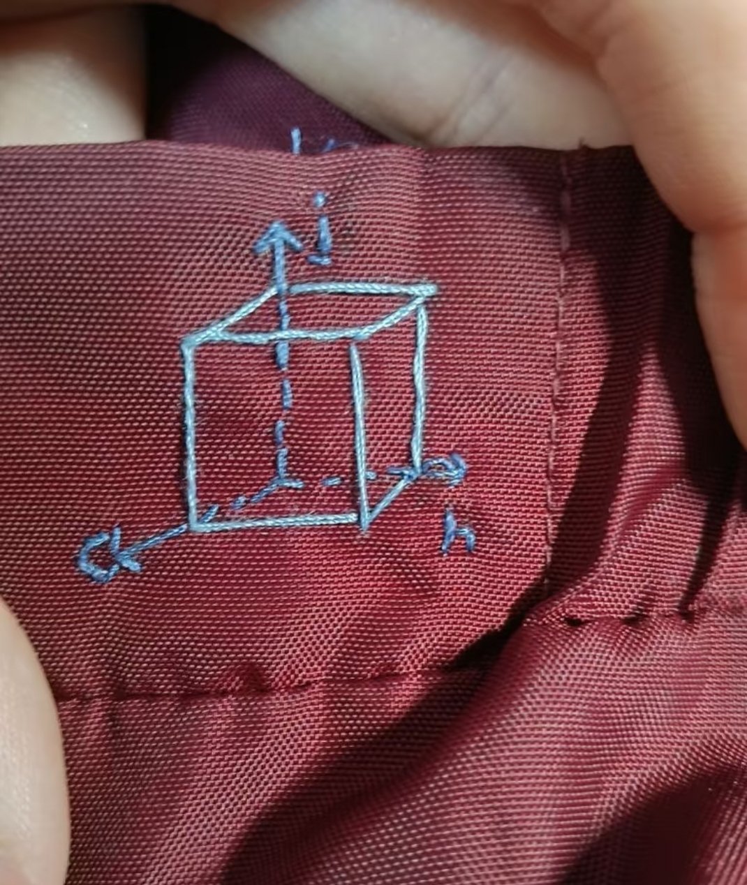 我觉得这很神圣啊，校服刺绣，校服 