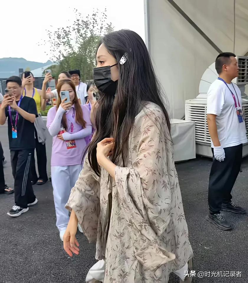 杨幂的五官真的都很漂亮，哪怕只露着眼睛，杨幂刚出道时候真的不温不火，如今38岁的