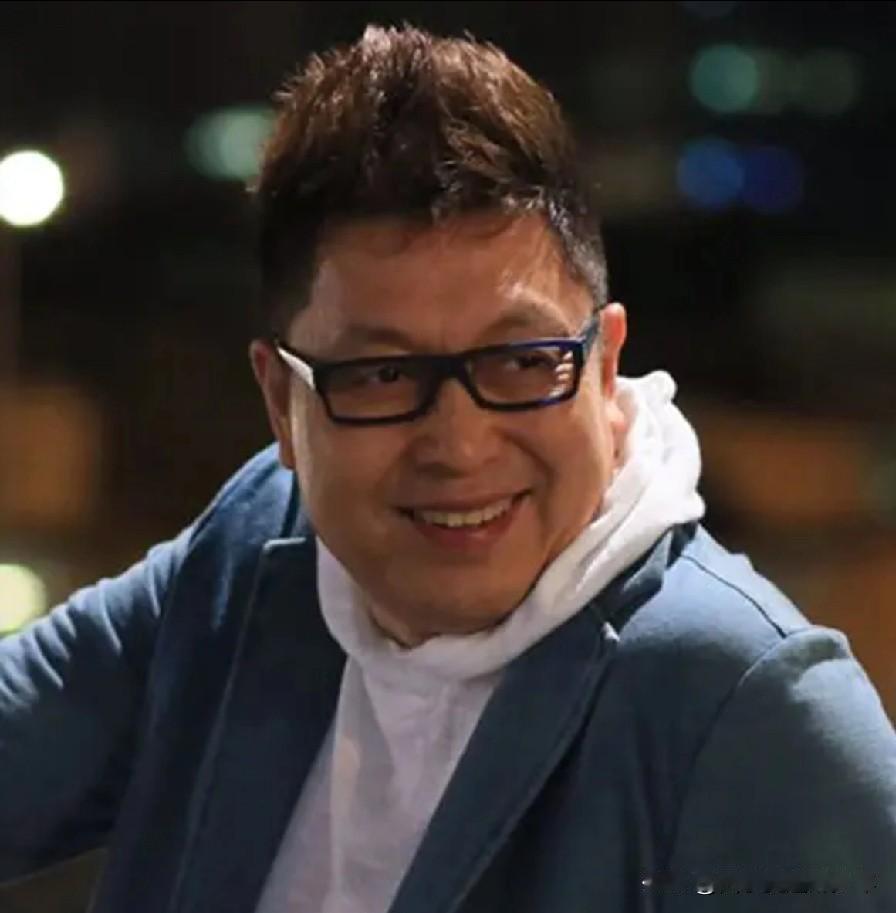 由闫学晶想到了王为念，这舞跳的，刚劲有力，走哪跳哪，舞伴还多，还都是知名的。给我