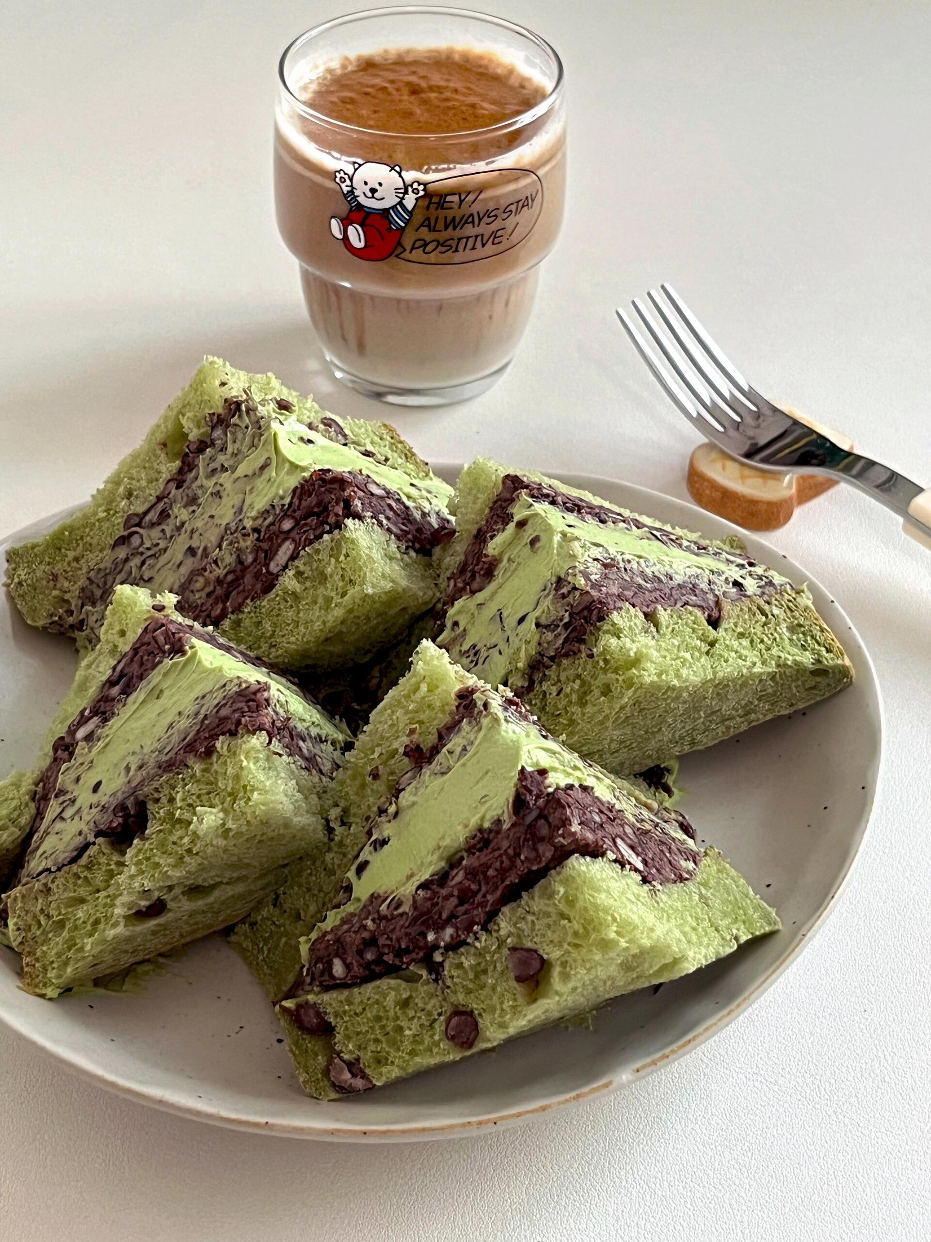 抹茶红豆吐司三明治红豆泥是自己做的低糖版，也可以不加糖制作步骤：1、准备两片抹茶