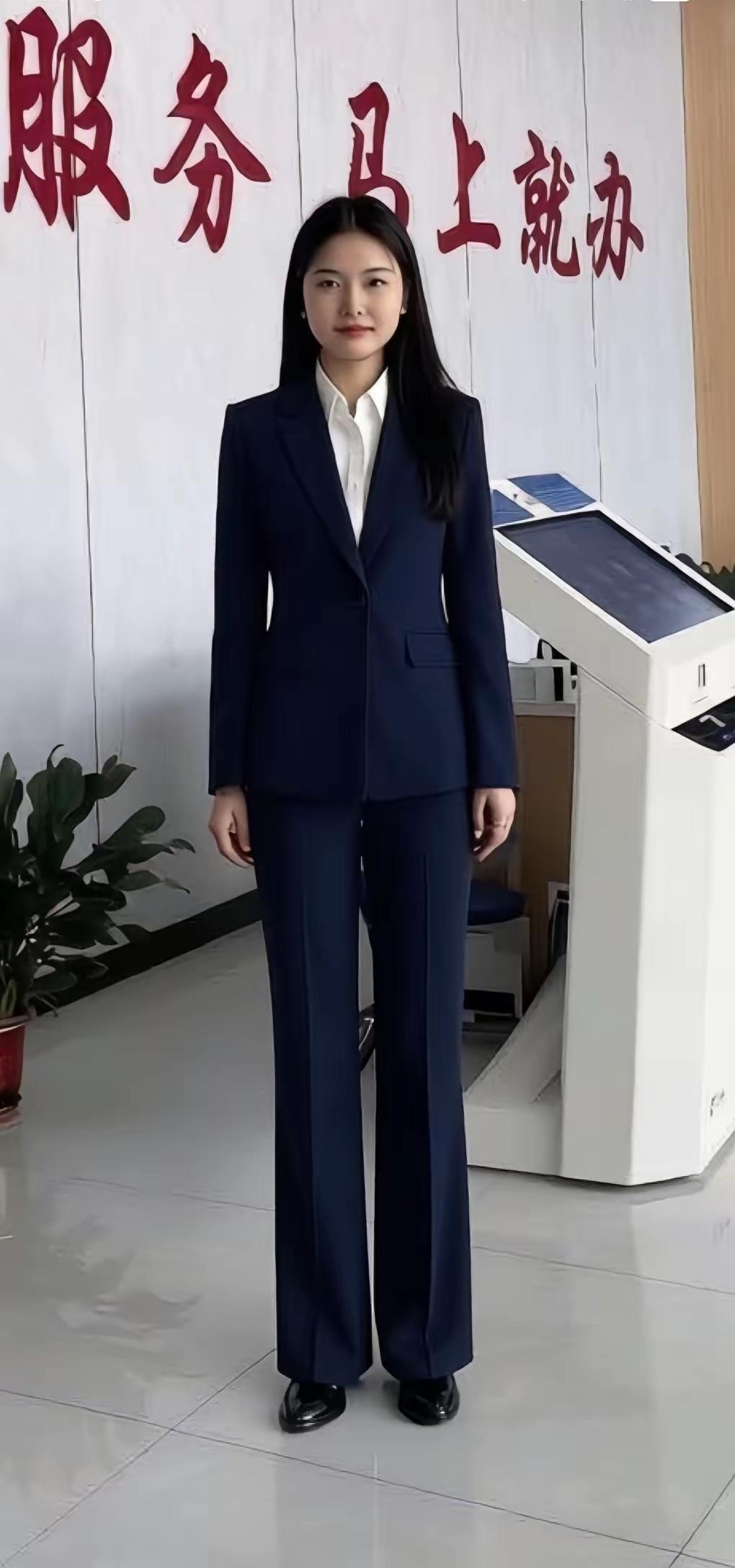 这位女士在她们自己单位，属于什么级别领导