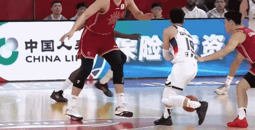 陶汉林单打刘传兴这一球真是太狠了！
陶汉林身高208厘米，
刘传兴身高224厘米