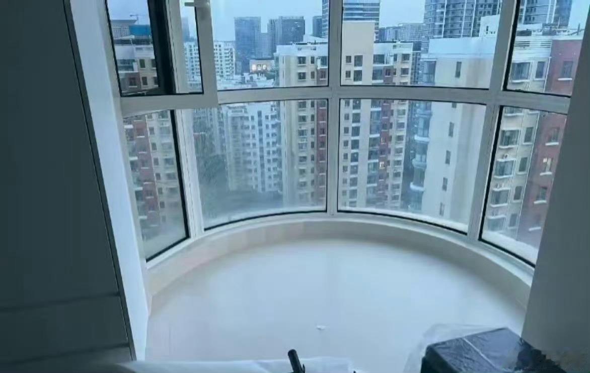 网友：大家给出出主意，这种飘窗应该怎么摆家具？ 