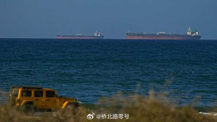 　2026年6月26日，伊朗武装部队在霍尔木兹海峡袭击一艘集装箱船，导致该水道航