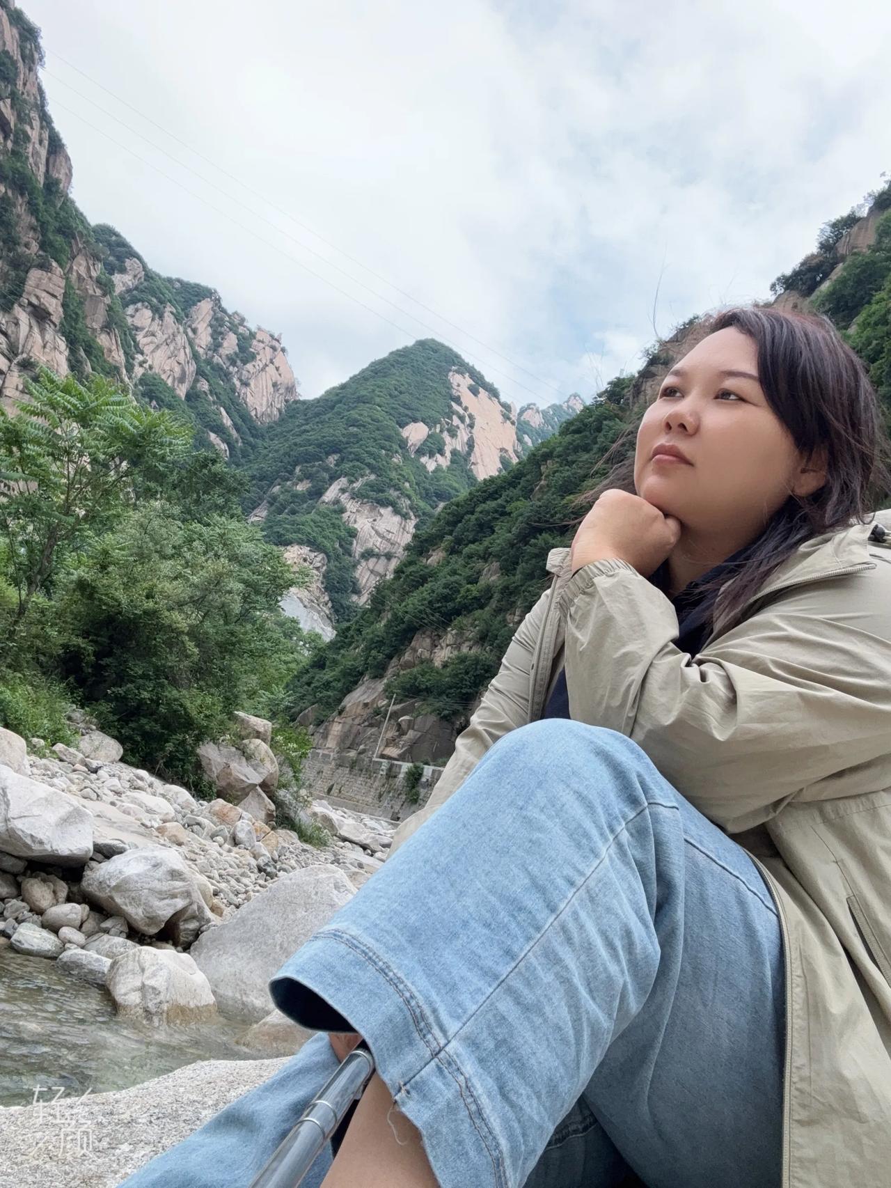 华山门票贵，人又多，我看攻略自驾拐进华山旁边的一条国道，清清爽爽，远观华山，山泉