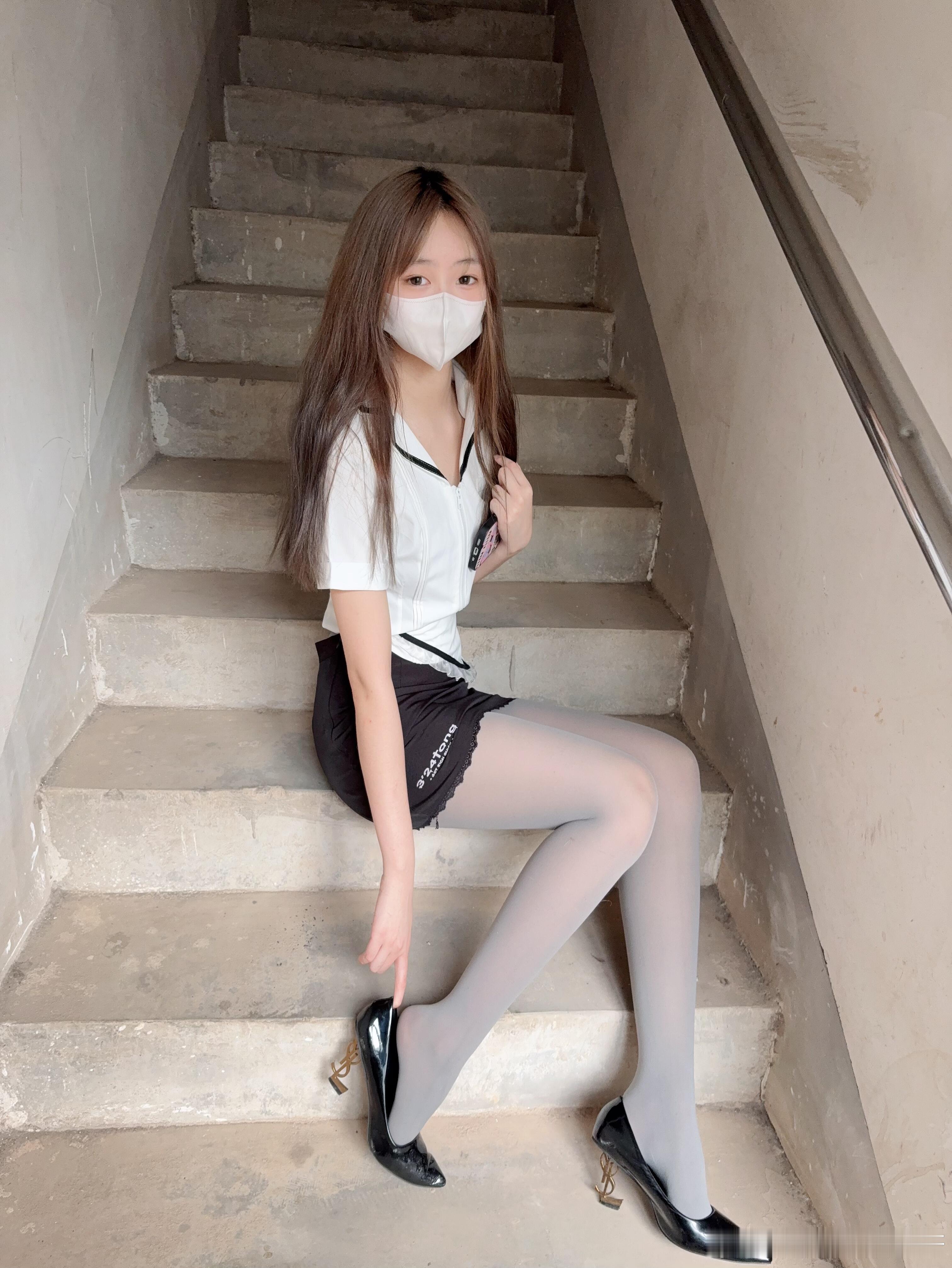 灰色丝袜搭配高跟鞋，楼道里也很出片呀~ ​​​