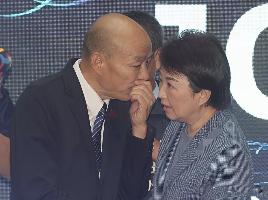 这是台湾立法院长韩国瑜和台中市长卢秀燕勾连的照片，他们臭味相投，狼狈为奸，都是独