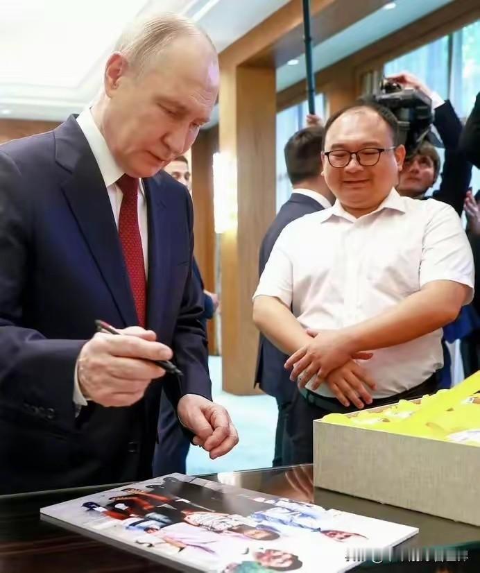 看，堂堂大国元首，年过七旬的老人，面对不到四十岁的彭湃，不是称"你"，而是称"您