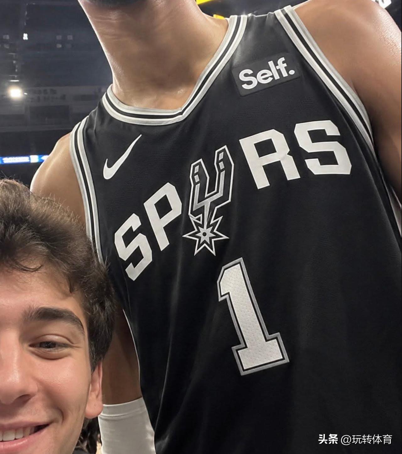 亏大了！拍了又好像没拍！
昨天，NBA总决赛第一场，有个球迷突然冲进了场地内和文