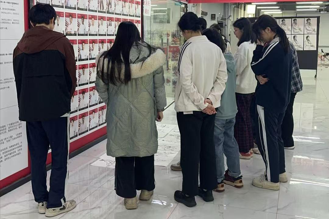 家长们集体松口气！压在养娃身上的三座大山，
这次真的要搬了！谁也没想到，
教育领