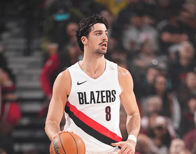 这家伙根本就不能碰的，太夸张了，明明没失位，往你身上一靠就是犯规！这个赛季的罚球