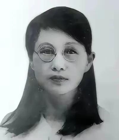 1909年，16岁的白薇正在打扫庭院，丈夫抄起板凳，就砸向她的后背，白薇见状忙往