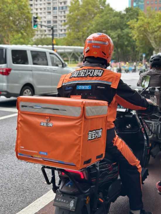 淘宝闪购骑士新款制服太帅了，目前全国已有超百万名活跃稳定跑单的骑士免费换装，我都