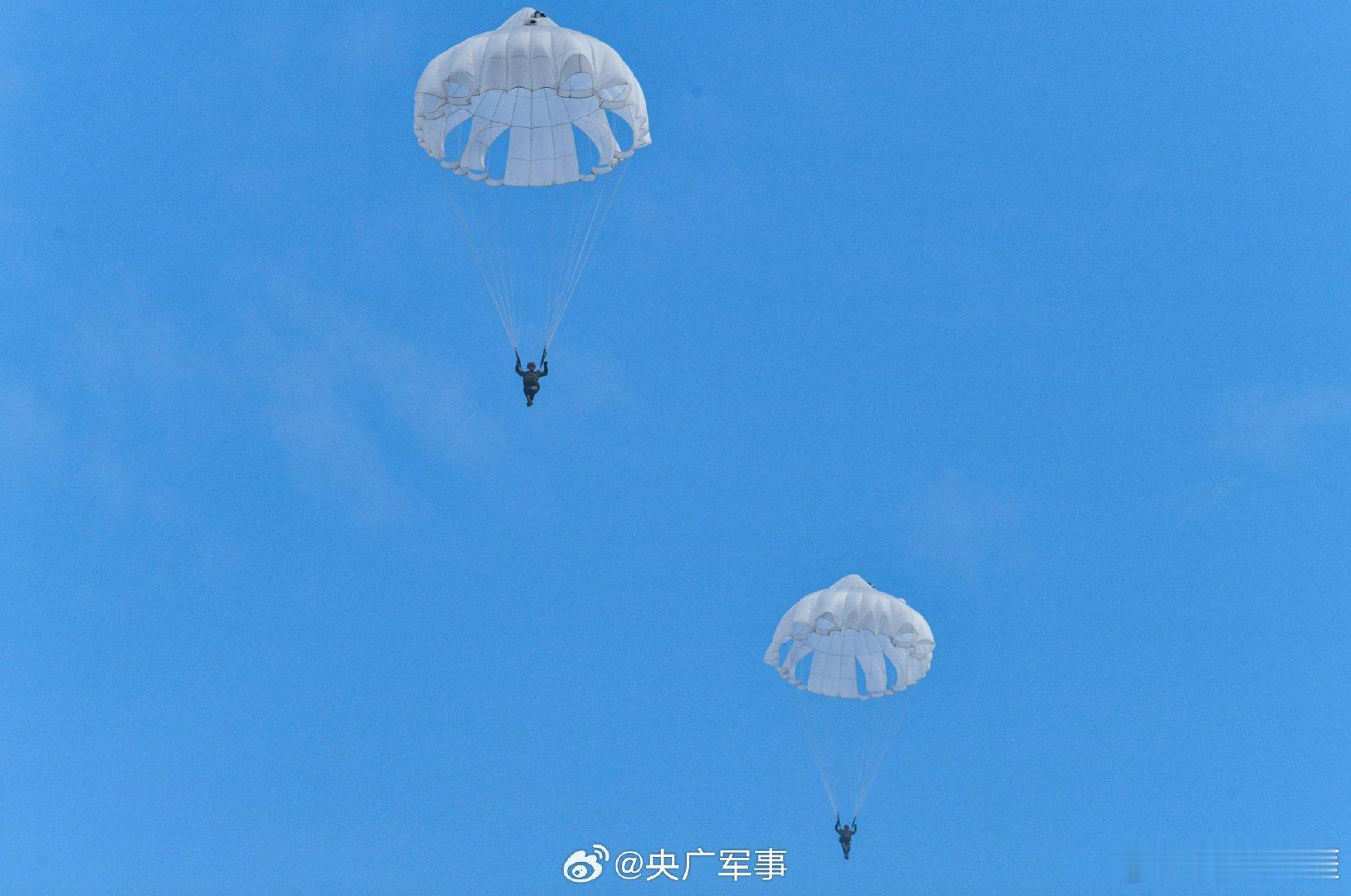 天降奇兵！陆军伞降训练现场大图提升部队打赢本领。建功强军事业（央广军事） ​​​