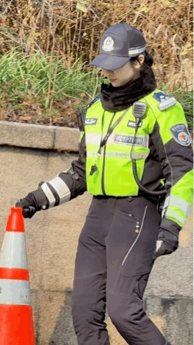 兔子警官的每个动作都是如此的可爱！