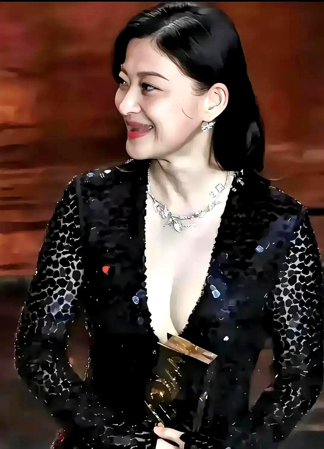 梅婷这脸，是真敢啊！黑眼圈、细纹全没遮，结果全网都在夸。

最近活动上，高清镜头