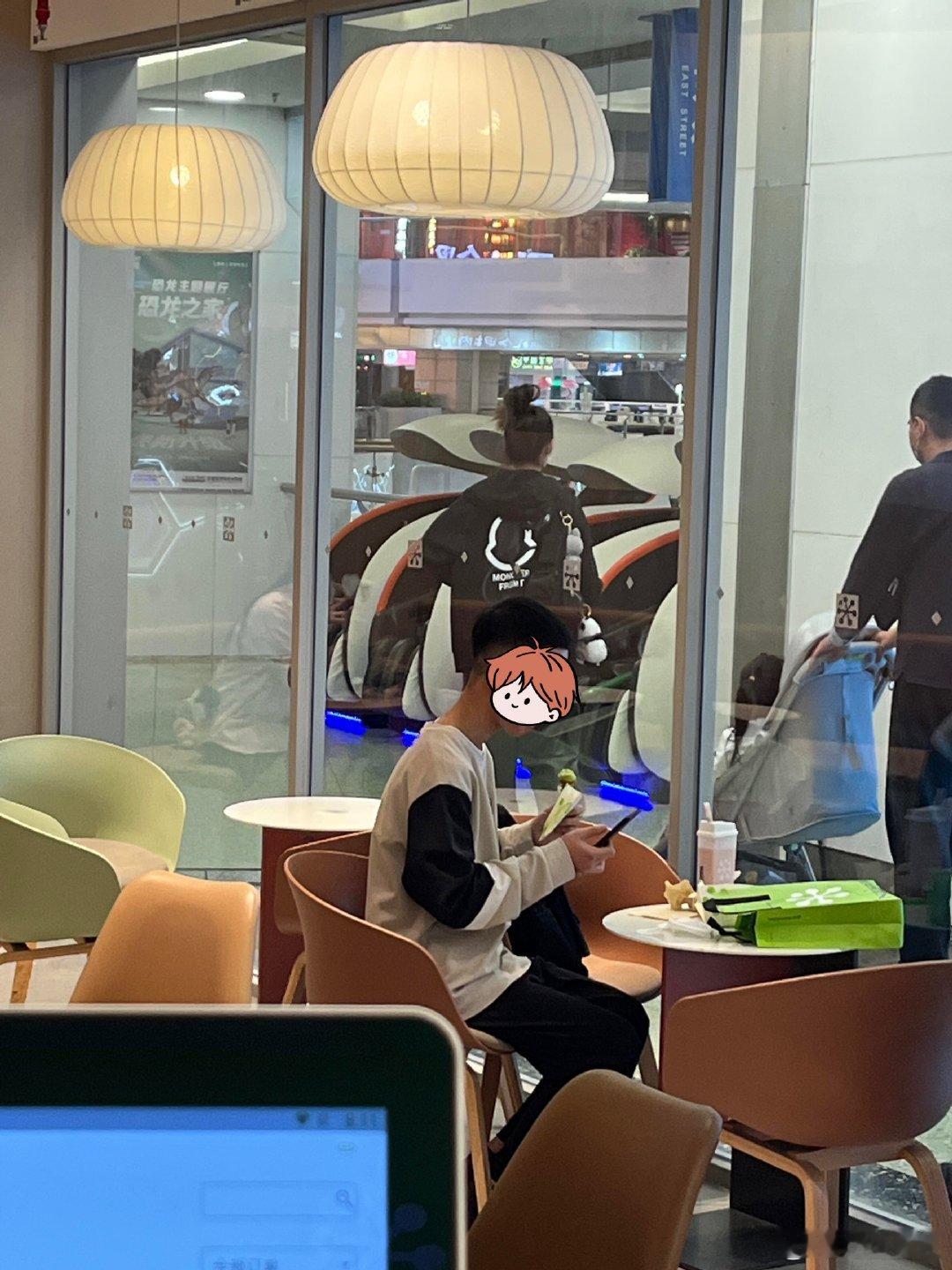 广州偶遇郭碧婷带娃逛街广州偶遇郭碧婷带娃逛商场郭碧婷扎着丸子头，身边有人推着婴儿