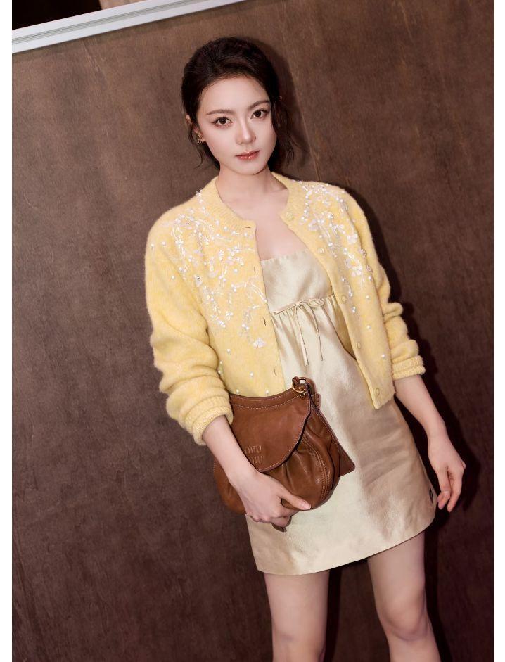 这小美女我还真不认识。
 
一身浅色礼服亮相金鹰奖红毯，满满的少女感，作为新生代