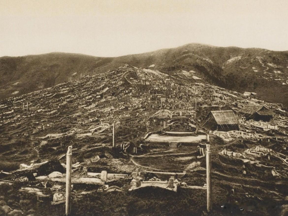 1909年的广州白云山，光秃秃的不见几棵树，最要命是漫山遍野的坟堆和墓地，仅看图