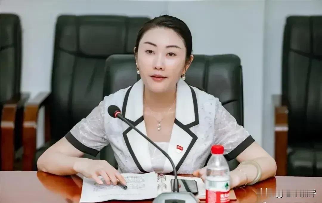 辣眼睛，长沙市一漂亮女局长李绍萍不雅聊天后续：免职！

评论区有些网友认为这是人