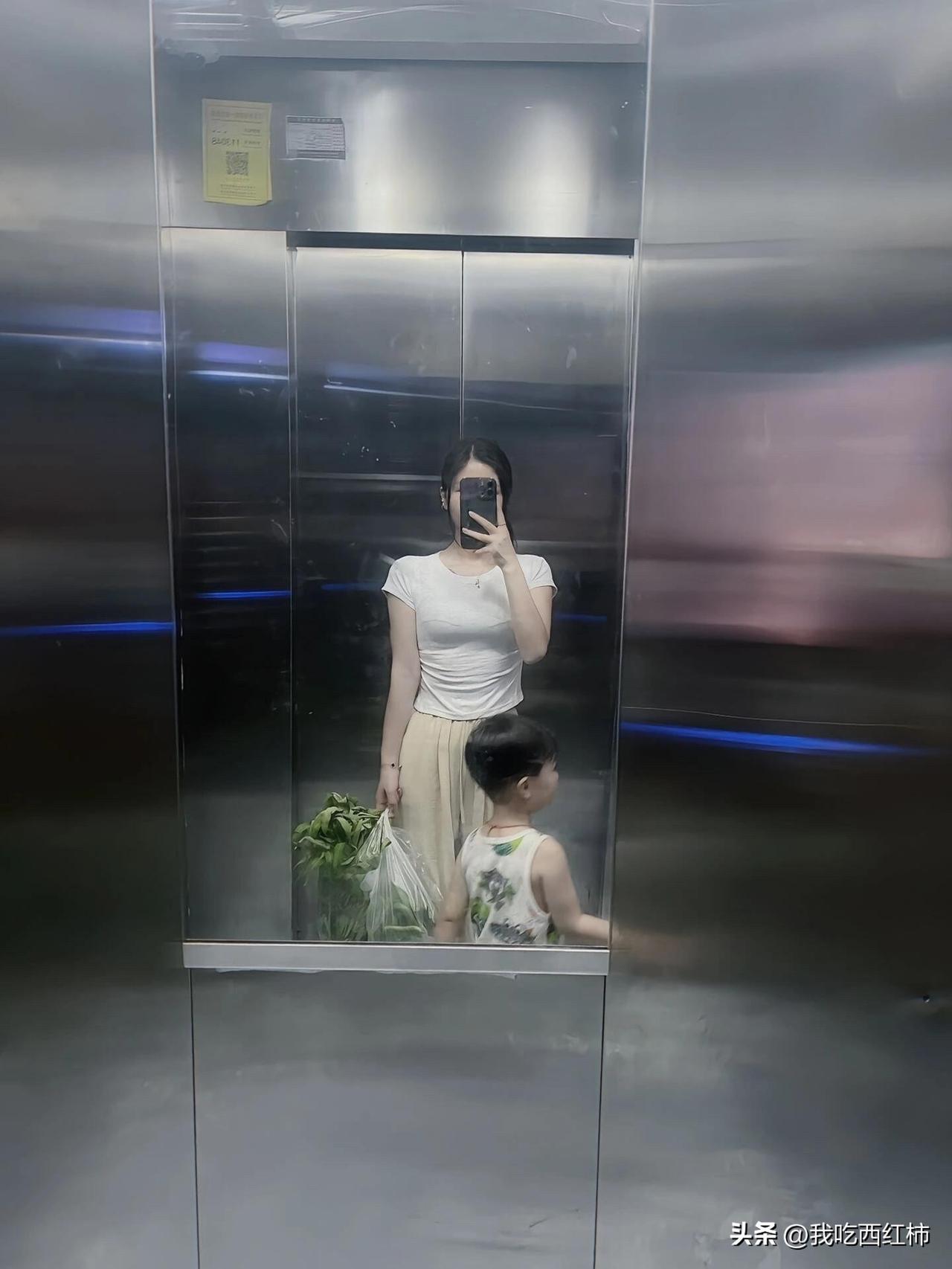 “当了妈才发现，那些收拾的体体面面，漂漂亮亮的妈妈，要么是有钱，要么是有人帮。回