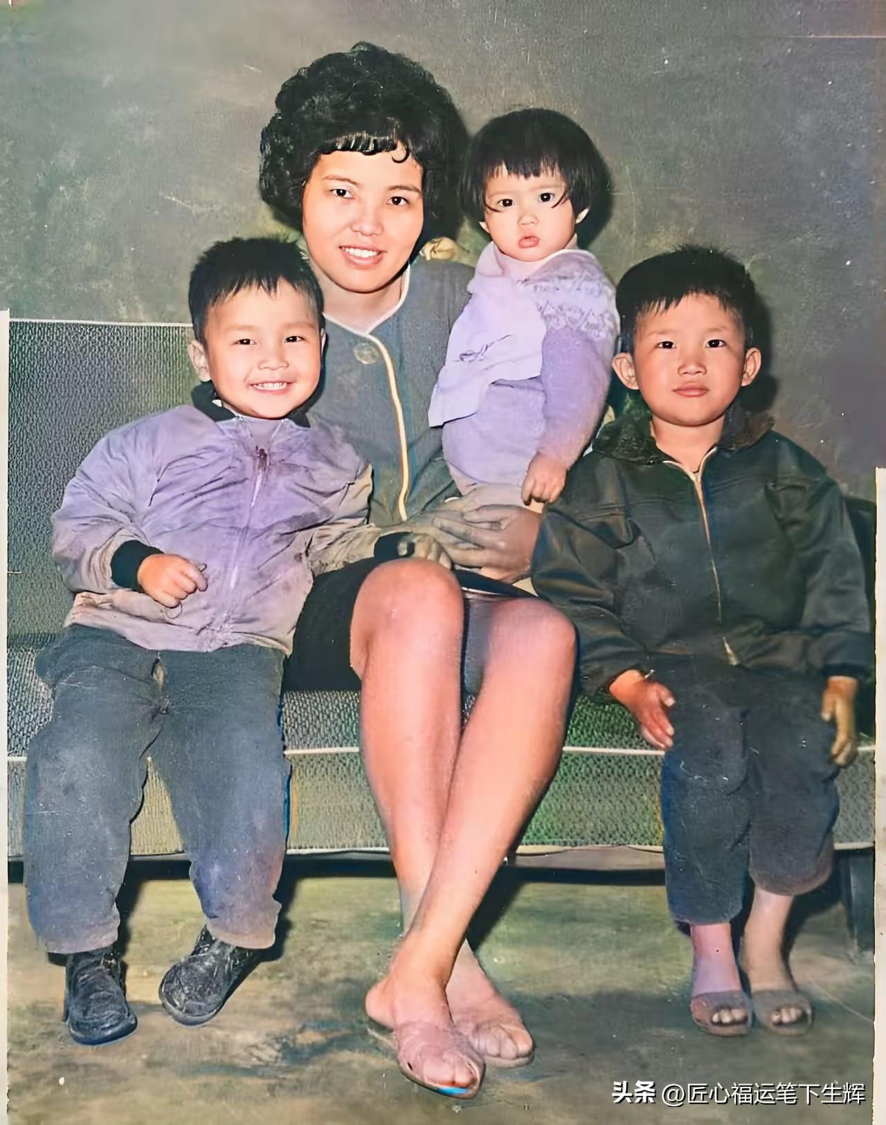 这是朱立伦的童年合影，照片里是母亲林桂带着朱立伦、哥哥朱立德与妹妹朱静玲。朱立伦