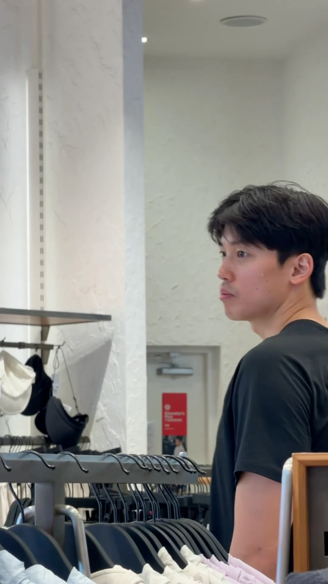 甬敢小兔  物料资讯｜路人lulu店里偶遇lululemon品牌大使汪顺