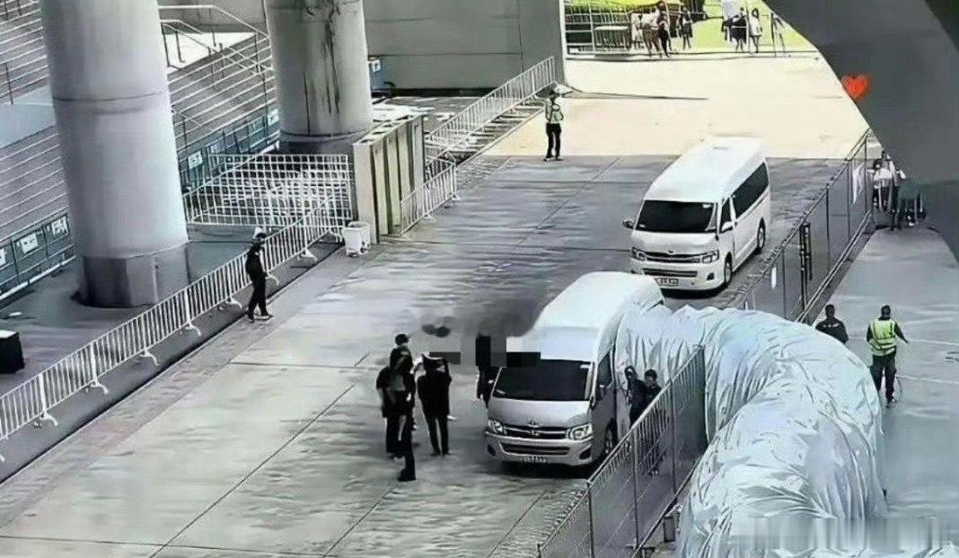 这车都是接谁的，这么大排场 