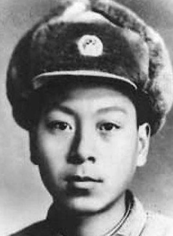 1962年11月18日，喀喇昆仑山下。我军八连掉进印军埋伏圈，前后两处暗堡把一整