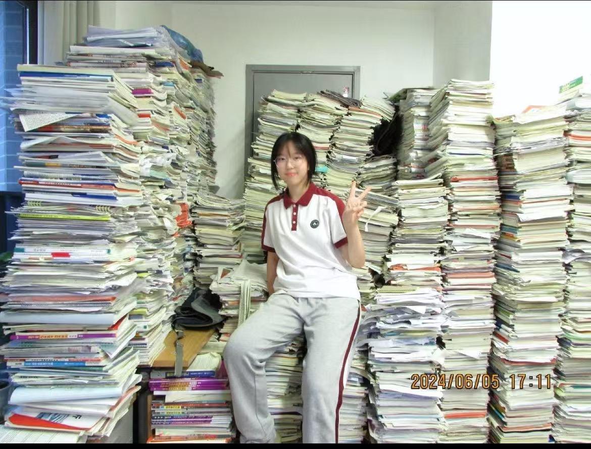 她坐在那里，
像是一位凯旋的将军，
身后是她亲手攻克的城池；
又像是一位幸存者，