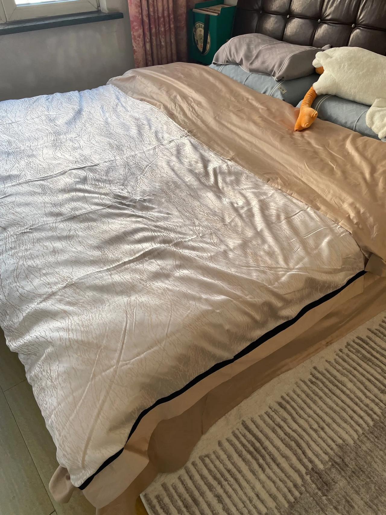 真是山猪嚼不了细糠！
今年狠心花5600多买了一套真丝四件套，为了这配这真丝床品
