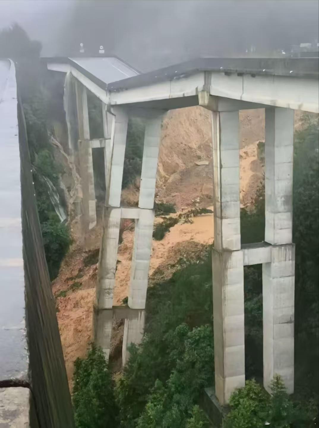 贵州一高架大桥垮塌疑多车掉落柱基础冲松动了，修起来有点小麻烦，要重新勘察地质了。